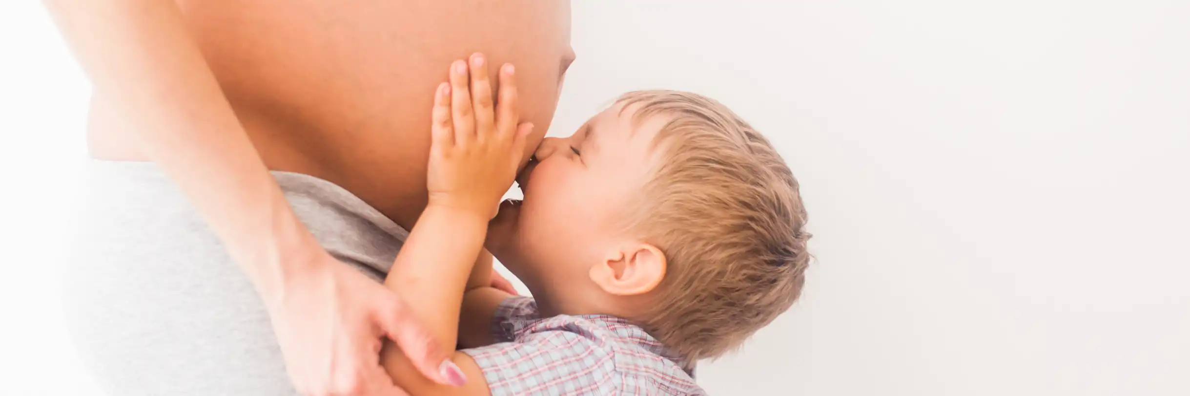 אמא בהריון עם פעוט